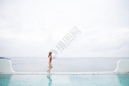 海边泳池美女走路图片