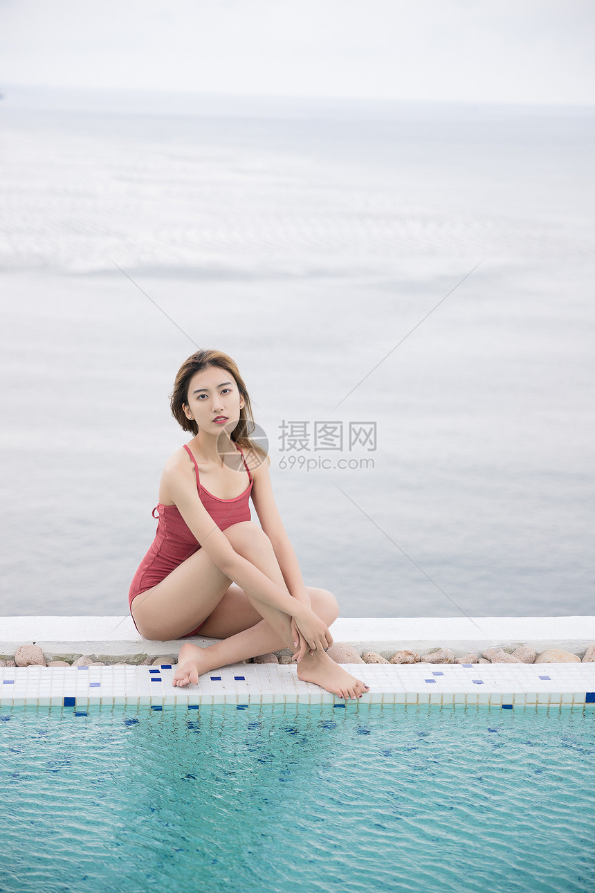 海边泳池美女图片