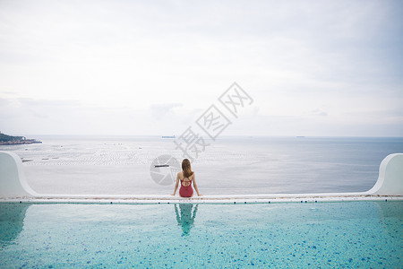 海边泳池美女背影图片