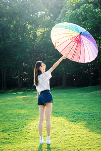 女生打跆拳女孩打彩虹伞背景
