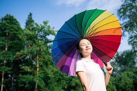 女孩打彩虹伞背景图片