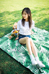 野餐垫上的女孩图片