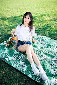 野餐垫上的女孩图片