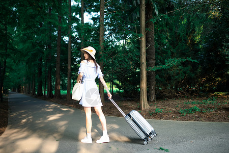 女孩度假草帽小子路飞高清图片