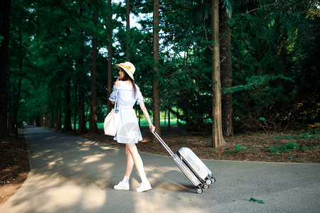 女孩度假草帽小子路飞高清图片