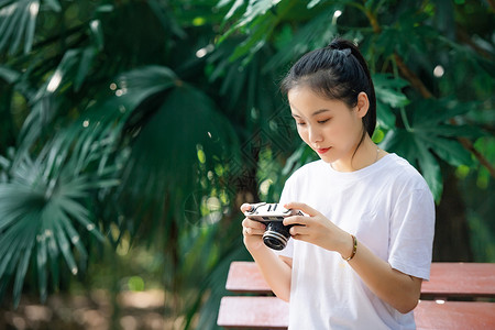 拍照的女孩图片