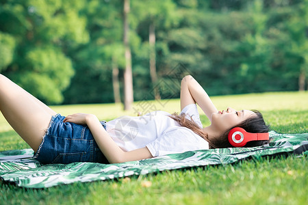躺在草地上听音乐图片