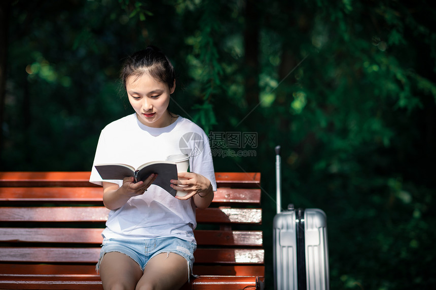 草地上气球女孩图片