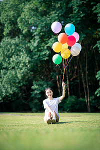 草地上气球女孩图片