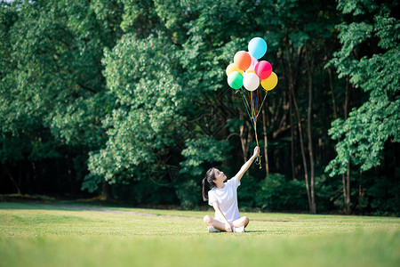 草地上气球女孩图片
