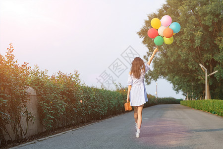 彩色礼花气球气球女孩背影背景