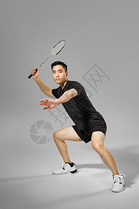 运动男性打羽毛球图片