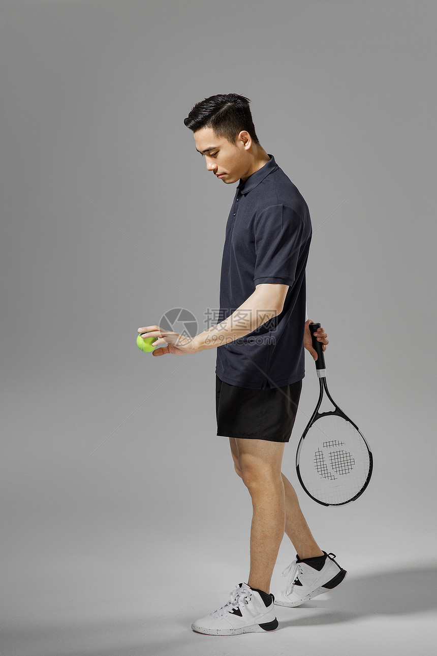 运动男性网球特写图片