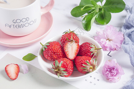 一杯草莓新鲜草莓背景