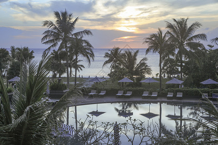 泰国度假酒店清晨的泳池和日出背景图片