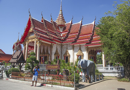 尖顶泰国普吉岛上的寺庙背景