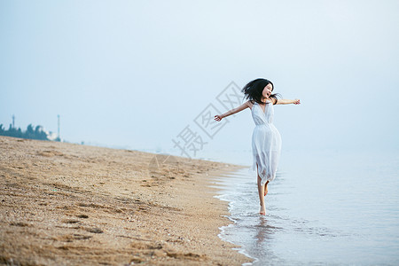 海边跳跃美女背景图片
