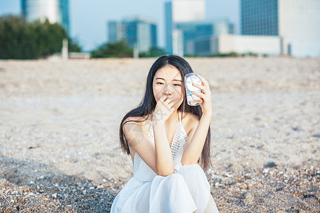 海边吃零食的女孩图片