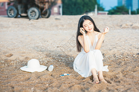 海边帽子沙滩听音乐人像背景