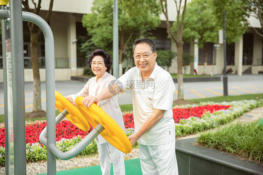 老年人户外运动锻炼图片