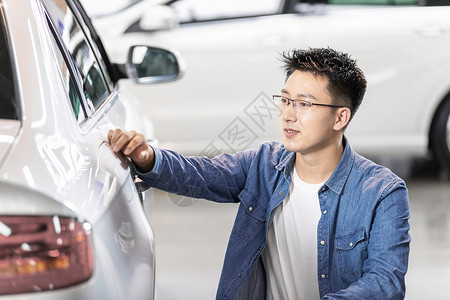 帅哥看车试车背景图片