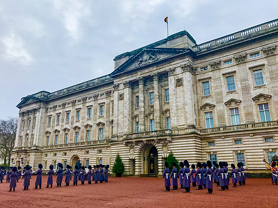英国白金汉宫建筑外景背景图片