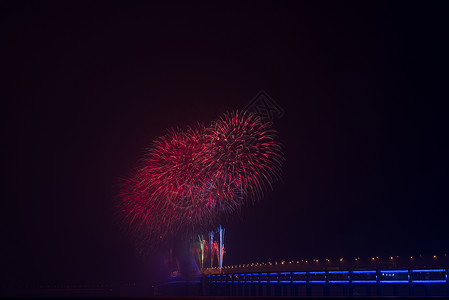 节庆之夜海上焰火背景