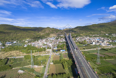 田间公路丽江雪山高速公路背景