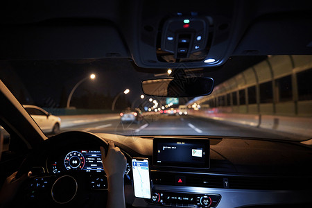 夜间跳伞人女性夜间驾车背景