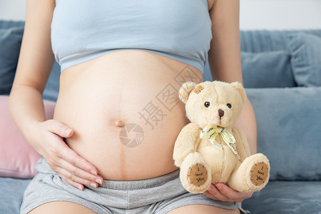 孕妇拿着小熊高清图片