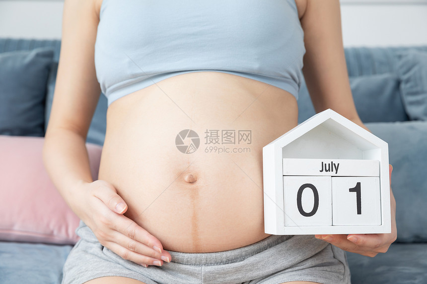 孕妇拿着日历房子图片
