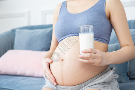 孕妇喝牛奶女性喝牛奶高清图片