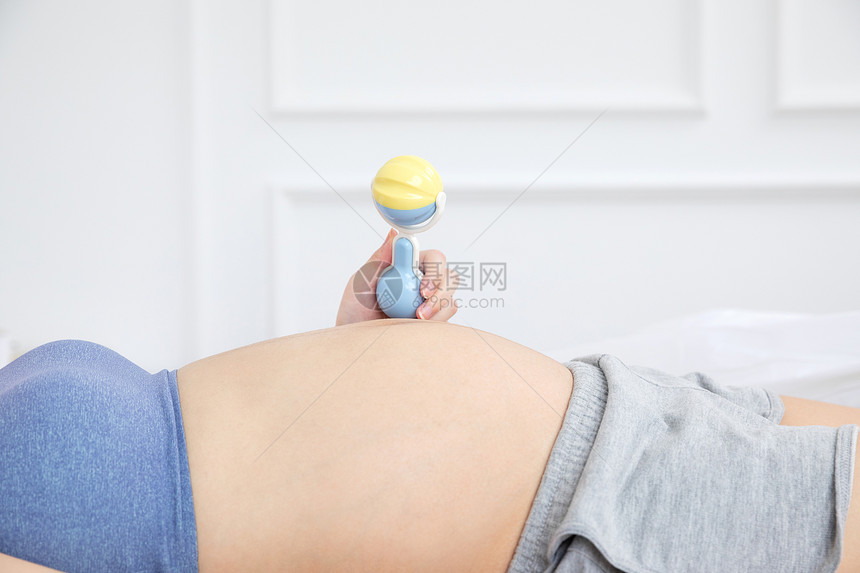 孕妇肚子宝宝玩具特写图片