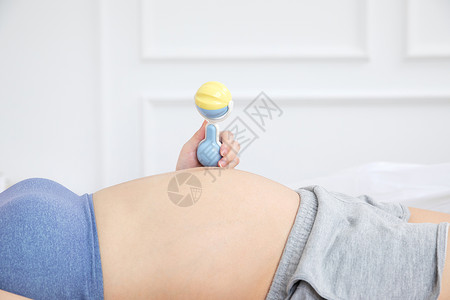 孕妇肚子宝宝玩具特写图片