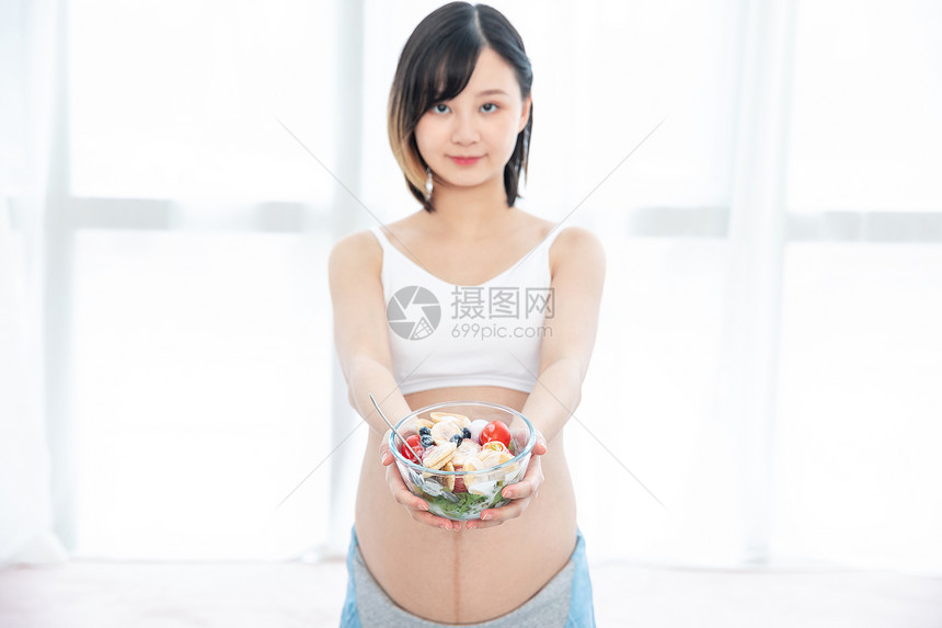 孕妇吃沙拉图片