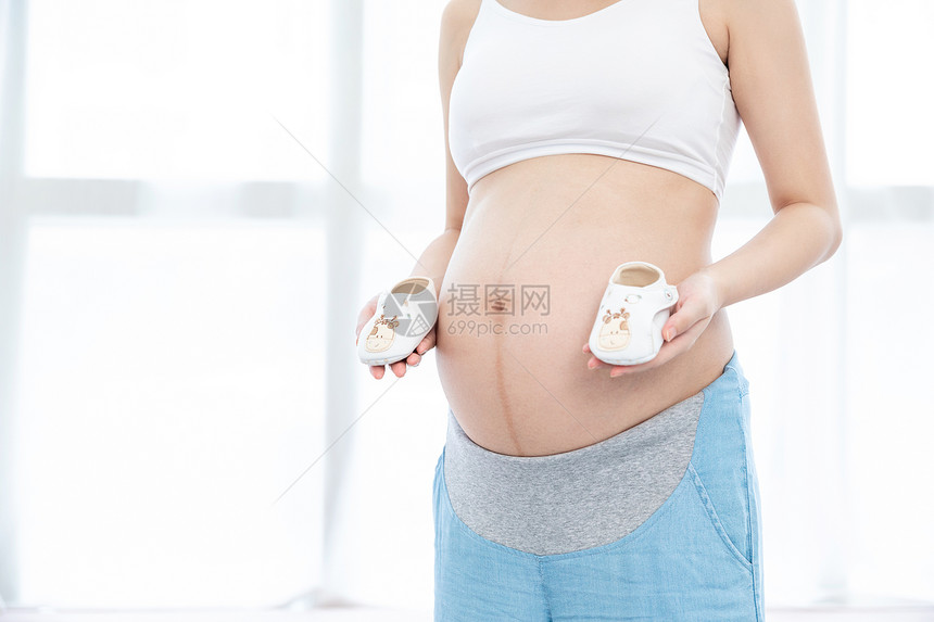 孕妇拿着宝宝鞋图片