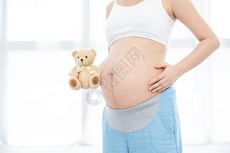 孕妇拿着小熊图片