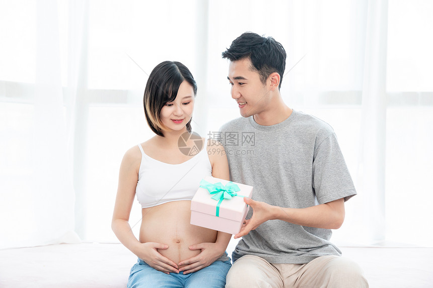 孕妇夫妻送礼物图片