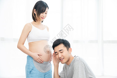 丈夫听孕妇肚子图片