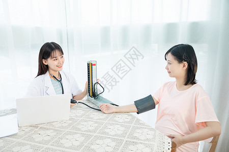 孕期高血压孕妇看医生量血压背景