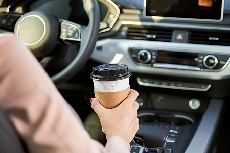 年轻女性车内喝咖啡图片