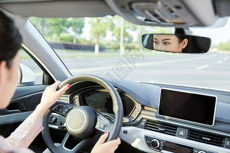 年轻女性驾车图片