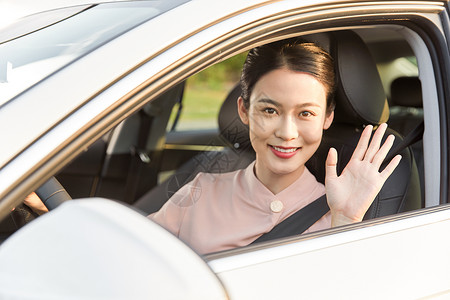 女性驾车打招呼高清图片