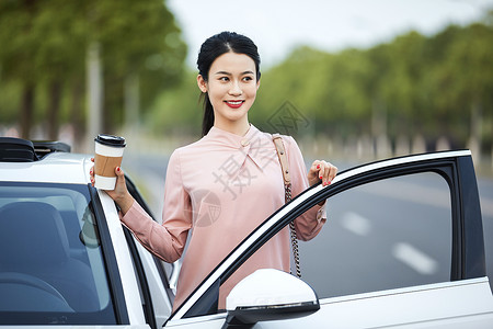 女性驾车背景图片