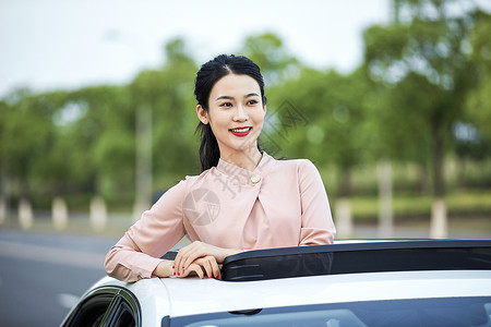 美女乘车兜风背景