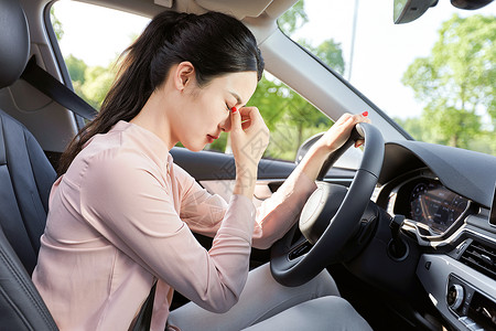 女性驾驶疲劳图片