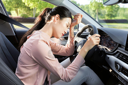 女性驾驶疲劳图片