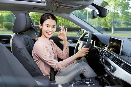 女性驾车模特坐在车高清图片