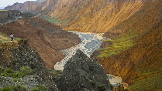 崎岖的山路新疆安集海大峡谷（红山大峡谷）背景