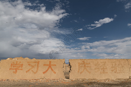 烟烬命绝手写字西北大柴旦冷湖石油小镇背景